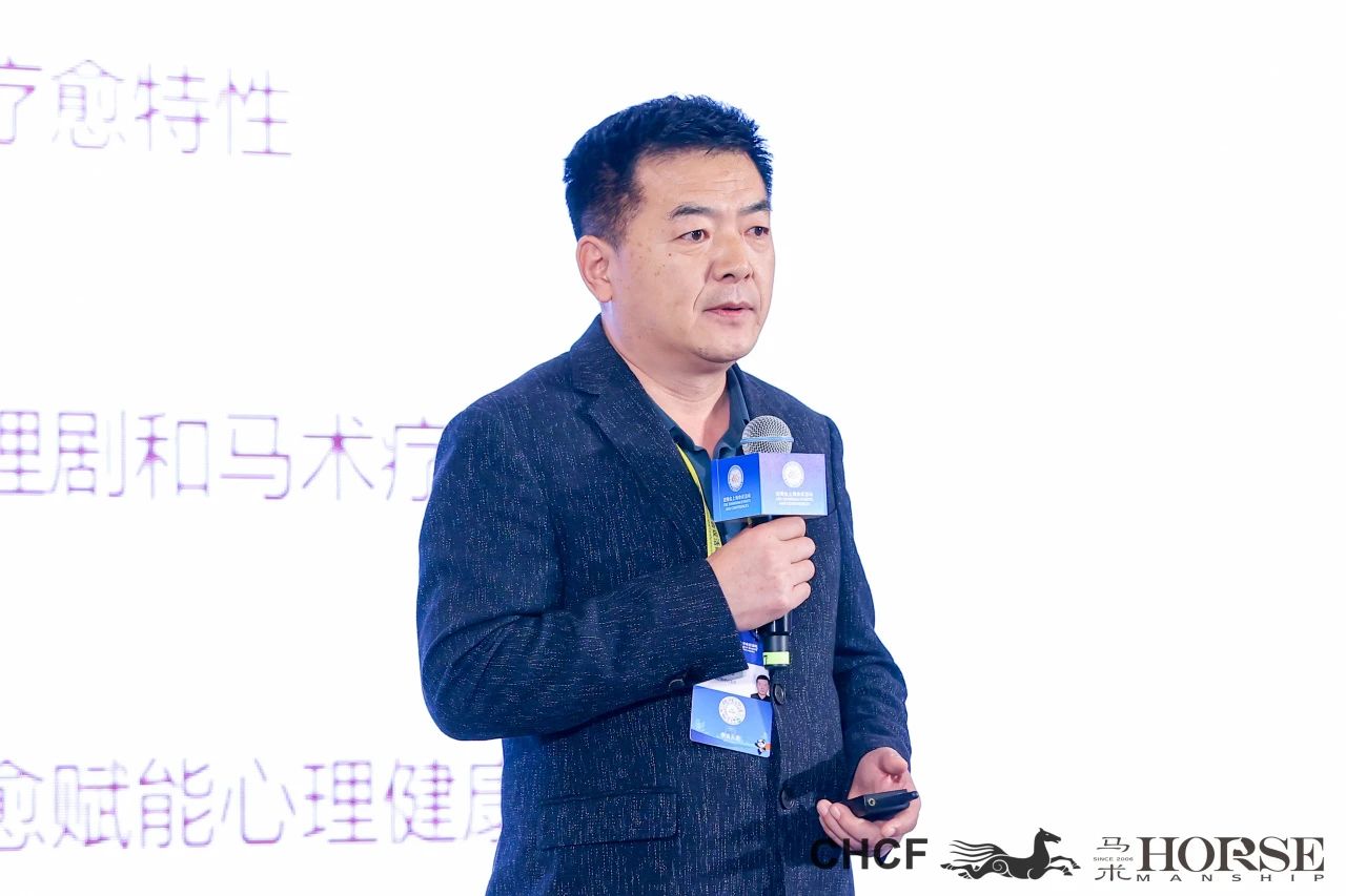 教戏剧16年后，他想用艺术最原始的功能帮助学生 