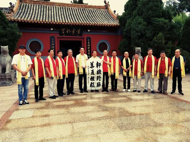 当代著名“诗人书法家”马牧先生寻根拜祖对话古今