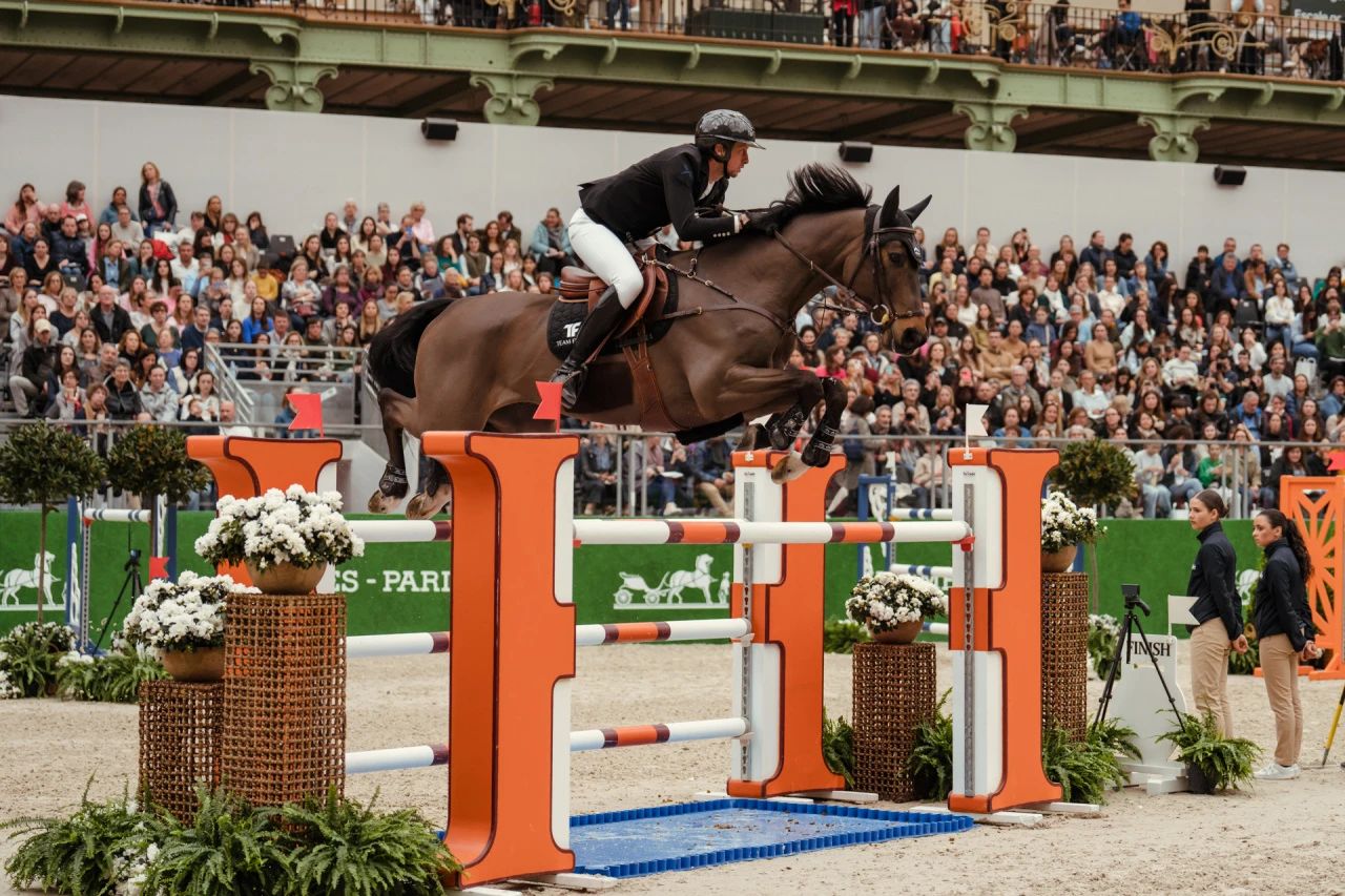 “跳跃，爱马仕”马术障碍赛骏马蹄声再度响彻巴黎大皇宫 
