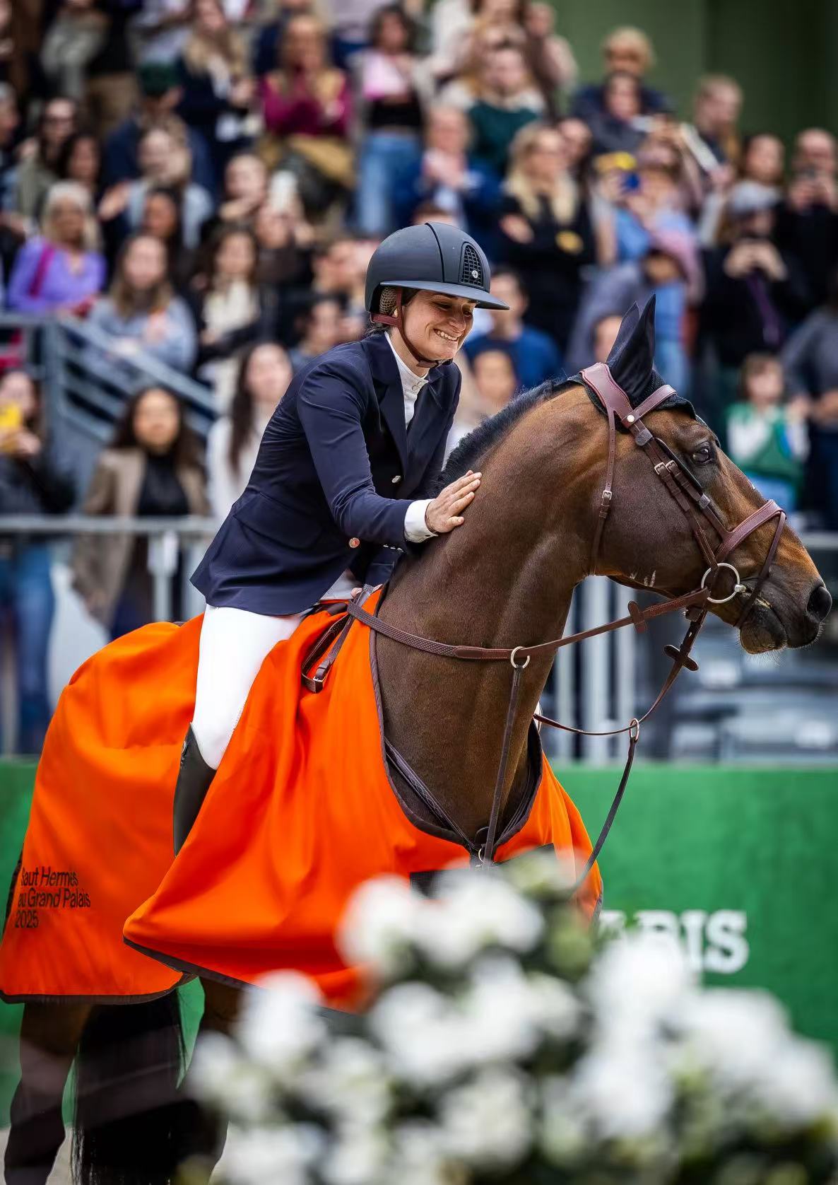 23岁法国骑手珍妮·萨德兰闪耀巴黎大皇宫 