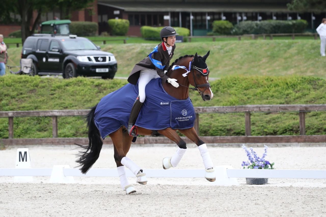 饶嘉怡2025年首秀国际赛场，国歌再次奏响 