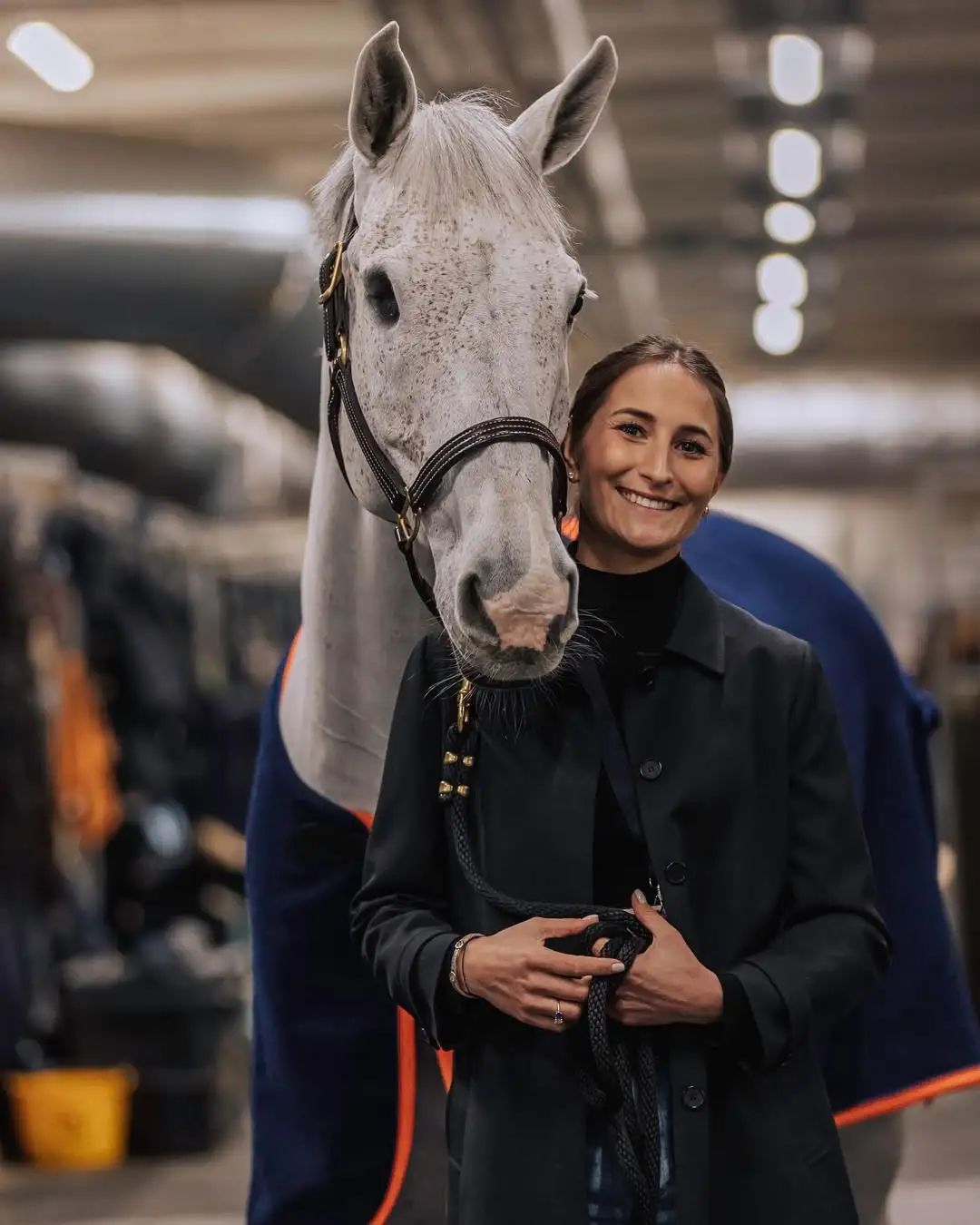 场地障碍赛场上的独眼女王 