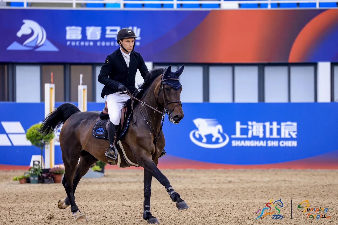 德国骑手Bernd Klein搭档“NINI”夺得杭州（桐庐）国际马术场地障碍赛1.4米资格赛冠军 ... 