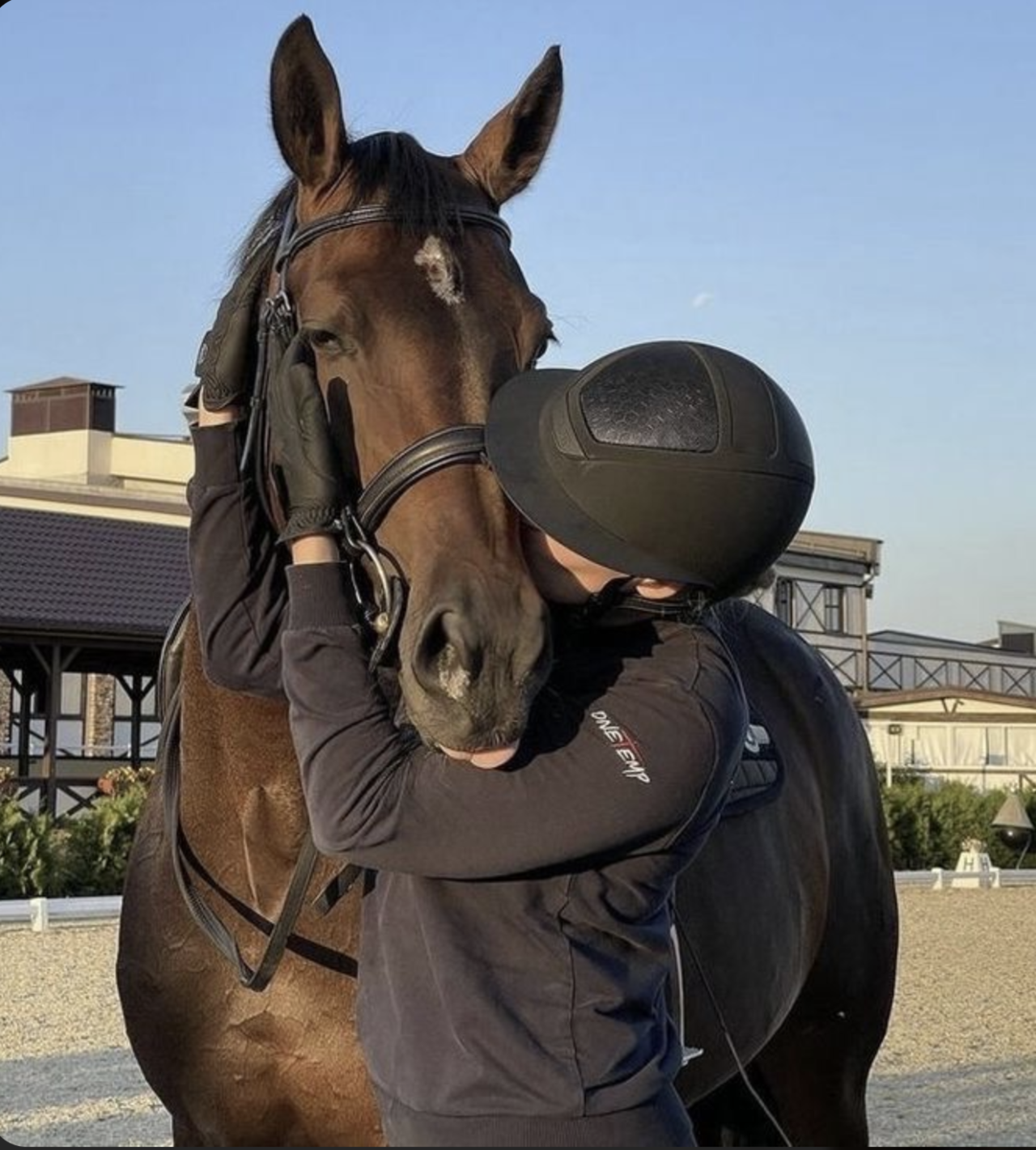 安全第一！马术头盔选购的“致命细节” 