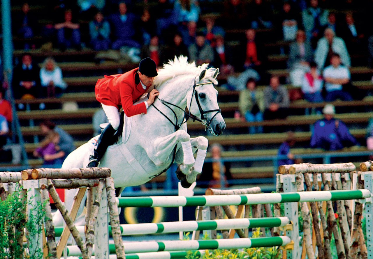 马术史上的白色传奇，它曾是首匹奖金突破100万英镑的场地障碍马 ... 